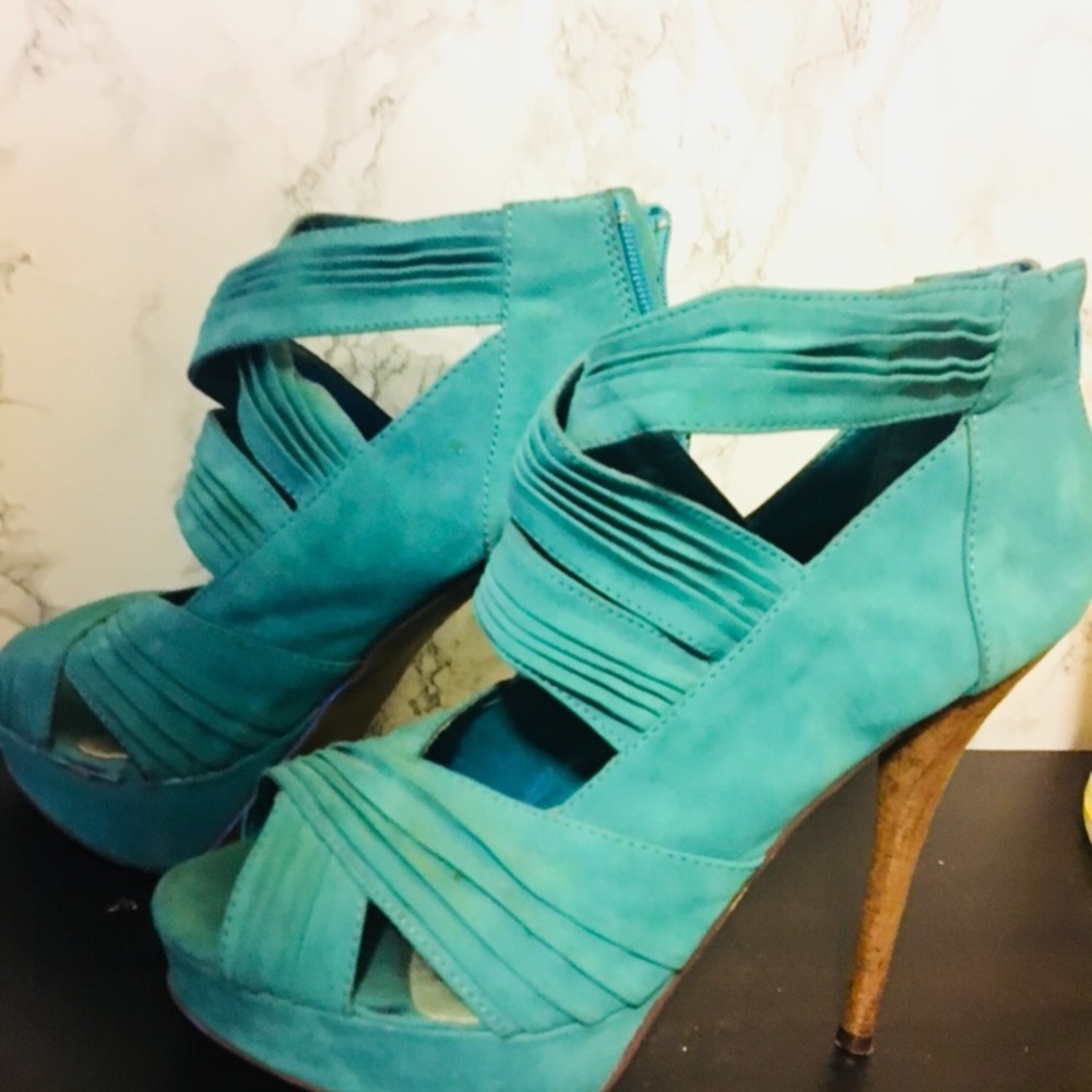 Heels - Picture 2 of 6